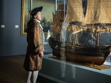 Jean-Christophe Ruffin devant une maquette de navire au musée de la Marine.