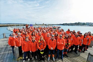 Cent vingt des 7 000 bénévoles de la SNSM rassemblés devant l’objectif de notre photographe. Le sauvetage en mer vient d’être déclaré grande cause nationale 2017.