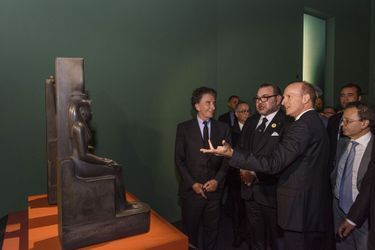 Jack Lang et le roi du Maroc, Mohammed VI, lors de l'inauguration de l'exposition "Osiris, mystères engloutis d’Égypte", en 2016.