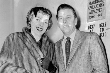 Christine Jorgensen et son fiancé Howard J. Knox, en 1959. Ils n'ont pu se marier car ils n'ont pas obtenu de licence de mariage.