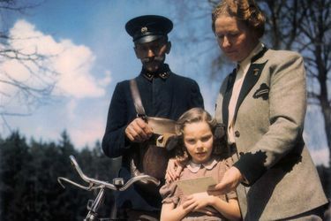 Edda Göring et sa mère recevant une lettre d'Hermann Göring, emprisonné, en 1946.