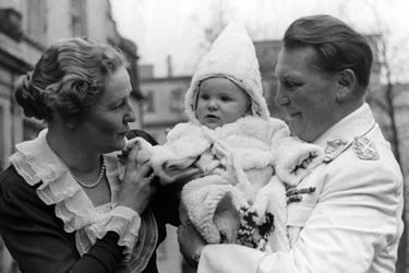 En 1939, Edda Göring entourée de ses parents.