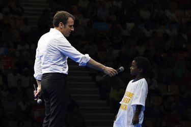 Emmanuel Macron répond à un enfant de six ans, samedi, à Saint-Denis, sur l'île de la Réunion.