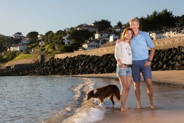 Denis Brogniart avec son épouse Hortense, sur la plage de Socoa, à Ciboure, le 9 août. Le calme avant la rentrée sur TF1 avec 