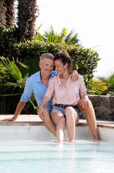 Hortense et Denis Brogniart, dans la villa qu'ils ont louée sur les hauteurs de Ciboure.