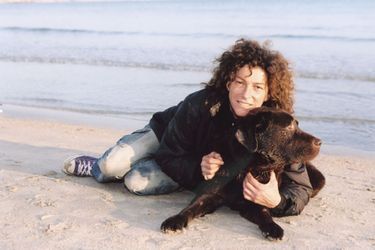 Florence Arthaud en 2004 à Marseille avec son chien, Noé.
