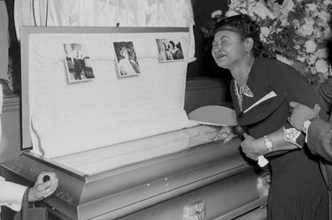 Le cercueil d'Emmett Till, devant les yeux de sa mère
