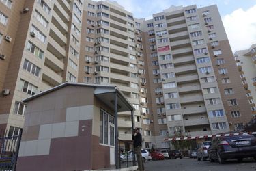 Dans ce grand immeuble pompeusement appelé condominium, Bogachev a acheté deux appartements.