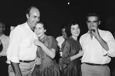 Roy Bryant, qui fume un cigarre, et Carolyn sa femme, accompagnés de J.W. Milam et son épouse.