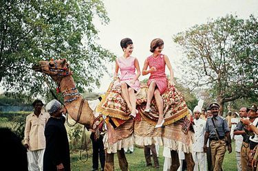 A Rawalpindi, le 1er mars 1962, la visite à dos de chameau des jardins du président pakistanais, le général Ayub.