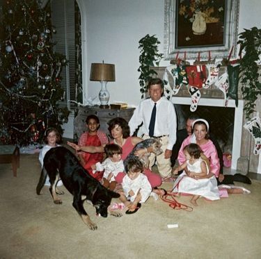 Noël 1962 à La Guerida, la villa des Kennedy à Palm Beach. JFK et Jackie avec, sur les genoux, son neveu Anthony. A gauche, Caroline. A droite, Lee et Stanislas Radziwill avec leur fille, Christina. Au premier plan, John-John