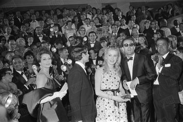 Michel Legrand avec Catherine Deneuve lors de la consécration à Cannes des "Parapluies de Cherbourg", au 17ème Festival de Cannes en mai 1964.
