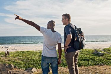 Sur une plage de Tamatave, le 6 décembre. Ghyslain Wattrelos (à dr.) rencontre le responsable d'une association de journalistes citoyens qui pourrait l'aider.