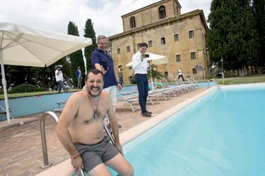 Juillet 2018. Un coup médiatique et un pied de nez à la Mafia : son plongeon dans la piscine d’une villa de Suvignano, près de Sienne, confisquée à un truand.