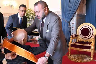Le roi Mohammed VI du Maroc décore Pierre Bergé à Rabat, le 22 décembre 2016