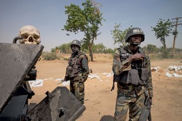 A l’entrée du QG du BIR, un crâne de Boko Haram abattu lors d’une attaque.