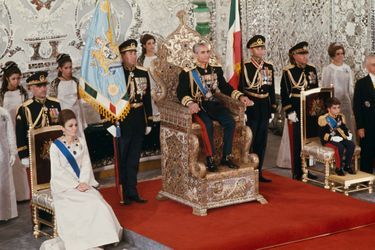 Cérémonie de couronnement du shah d'Iran, Mohammad Reza Pahlavi, et son épouse Farah Diba, en compagnie de leur fils, le prince Reza Pahlavi à Téhéran le 26 octobre 1967