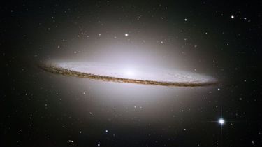 M104 ou aussi appelée, la galaxie du Sombrero.
