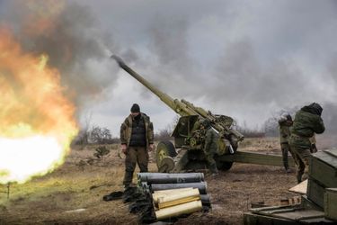 Au nord-ouest de Donetsk une batterie de 152 mm lance des obus de 47 kilos sur les lignes de l’armée ukrainienne.