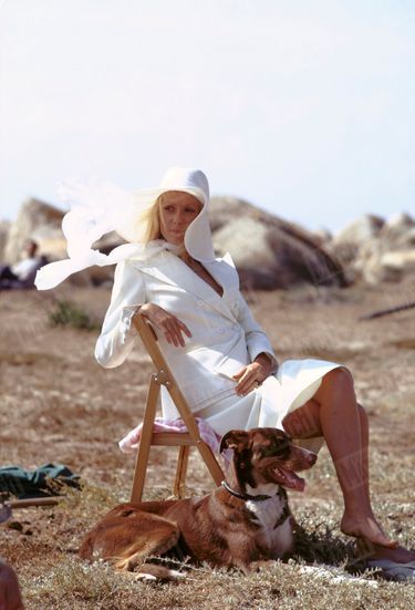Catherine Deneuve en tailleur blanc YSL, sur le tournage du film « Liza » de Marco Ferreri, en 1971.