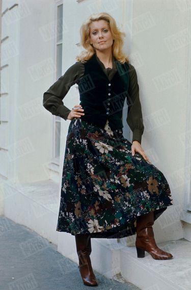 Catherine Deneuve présente la collection mode Yves Saint Laurent Rive Gauche, en octobre 1970, rue de Tournon, dans le VIe arrondissement de Paris.