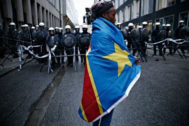 Le 19 décembre 2016 devant l'ambassade de République démocratique du Congo, une manifestante enveloppée dans un drapeau de la RDC proteste contre le maintien au pouvoir de Joseph Kabila