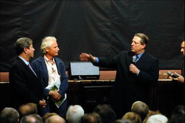 Paris, 2006. « YAB » avec Al Gore à l’Assemblée nationale. « J’étais convaincu que nous allions changer le monde. Et nous n’avons rien changé… »