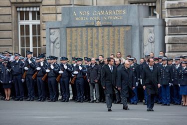 Entre Manuel Valls et François Hollande, lors de la cérémonie d’hommage aux trois policiers tués, dans la cour de la préfecture de police de Paris, le 13 janvier.