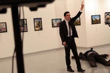 L'homme qui a tiré sur l'ambassadeur russe a été photographié.