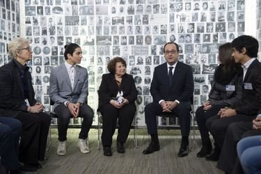 François Hollande avec des jeunes et des survivants des camps.