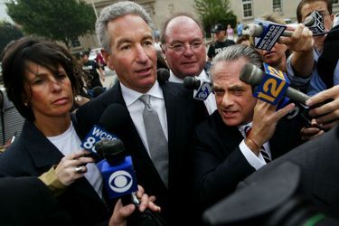 Charles Kushner entouré de ses avocats, en août 2004.
