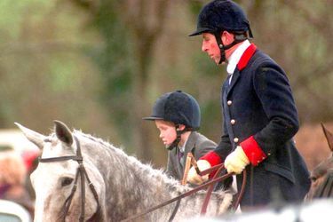 Le prince Charles et son fils le prince Harry à la chasse en février 1995, dans le Gloucestershire.