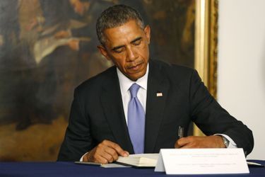 Obama signant le registre de condoléances jeudi à l'ambassade française de Washington.