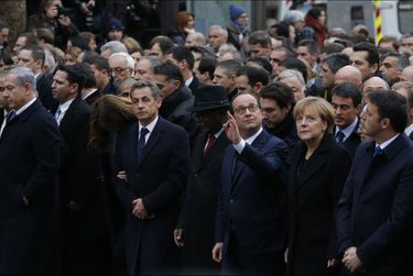 Carla Bruni-Sarkozy et Nicolas Sarkozy aux côtés de François Hollande