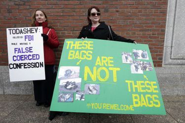 Les soutiens de Dzhokhar Tsarnaev devant le tribunal de Boston, le 18 décembre dernier.