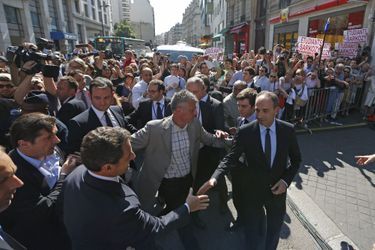 Le 8 juillet 2013, Jean-François Copé accueille Nicolas Sarkozy au siège de l'UMP. Le parti est pris à la gorge par les dettes liées à la campagne de 2012. L'affaire Bygmalion n'a pas encore éclaté à l'époque.