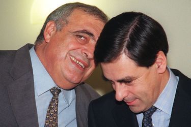 Le président du RPR, Philippe Séguin, s’entretient avec le porte-parole du parti gaulliste, François Fillon, en décembre 1998.