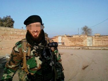 Bilel, le djihadiste en action, pose fièrement harnaché comme un para.