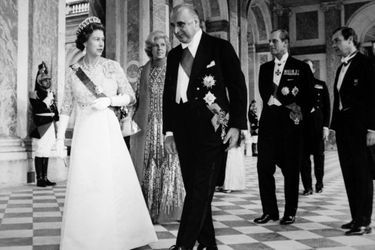 La reine Elizabeth II et le prince Philip à leur arrivée au Trianon à Versailles pour le dîner offert par Georges et Claude Pompidou le 16 mai 1972
