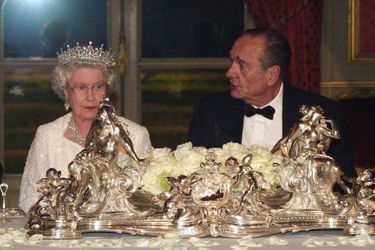 La reine Elizabeth II et Jacques Chirac au Palais de l'Elysée à Paris, le 5 avril 2004