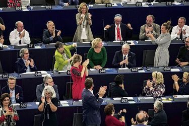 La résistance s’organise. L’eurodéputée néerlandaise Judith Sargentini (au centre) est à l’origine du rapport qui dénonce la politique autoritaire de Viktor Orban. Au Parlement européen de Strasbourg, lors du vote contre la Hongrie, le 12 septembre 2018.