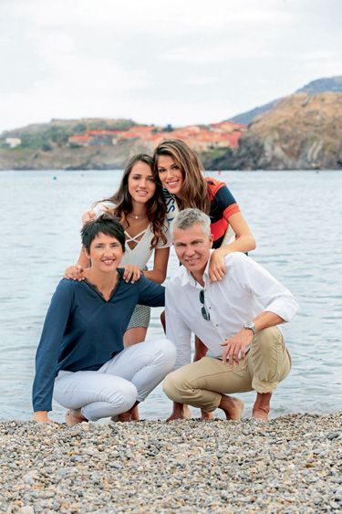 Sur la plage de Collioure, avec Yves, son père, Manon, sa demi-sœur de 15 ans, et Stéphanie, sa belle-mère.
