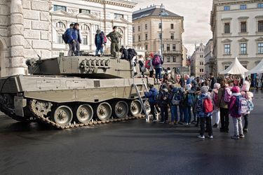 A Vienne, un char immense, ultramoderne, garé devant l’Opéra, braque son canon sur le Rathaus.
