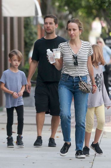Tobey Maguire, Jennifer Meyer et leur deux enfants à Los Angeles le 16 octobre dernier