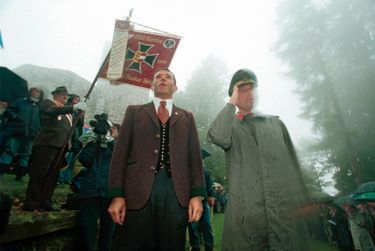 Le père des populistes. Jörg Haider (boutons dorés) aux rencontres d’Ulrichsberg, en 2000, des réunions de vétérans parmi lesquels d’anciens SS.