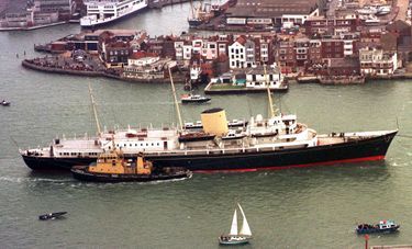 Le Britannia convoyé de Portsmouth au port de Leith près d’Edimbourg, le 1er mai 1998