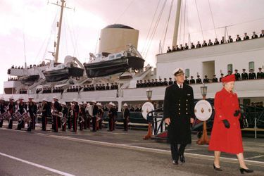La reine Elizabeth II et le prince Philip, lors du désarmement du Britannia à Portsmouth, le 11 décembre 1997