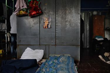 La cellule où sont détenus les prisonniers de guerre ne fait que quelques mètres carrés. Au dessus d'un lit, une photo de femme nue.