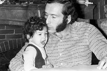 Alain Colas et sa fille Vaïmiti chez eux, à Clamecy dans la Nièvre, en novembre 1975.