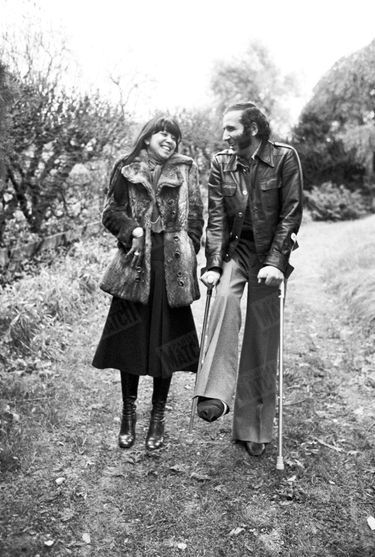 Alain Colas et son épouse Teura chez eux, à Clamecy dans la Nièvre, en novembre 1975.
